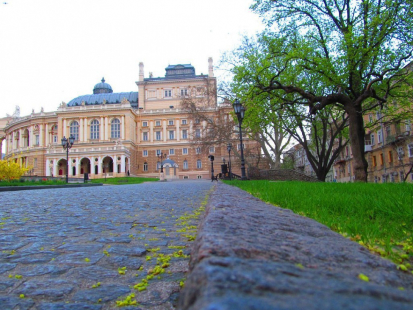 Новости Одессы: труп доцента в Закарпатье, удар авиабомбами по Змеиному и бензин по 200 рублей