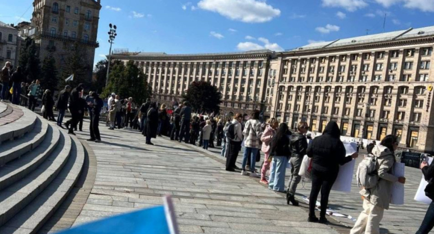 «Третий Майдан» начался в Киеве, сотни людей требуют мира, одесский организатор в тюрьме 