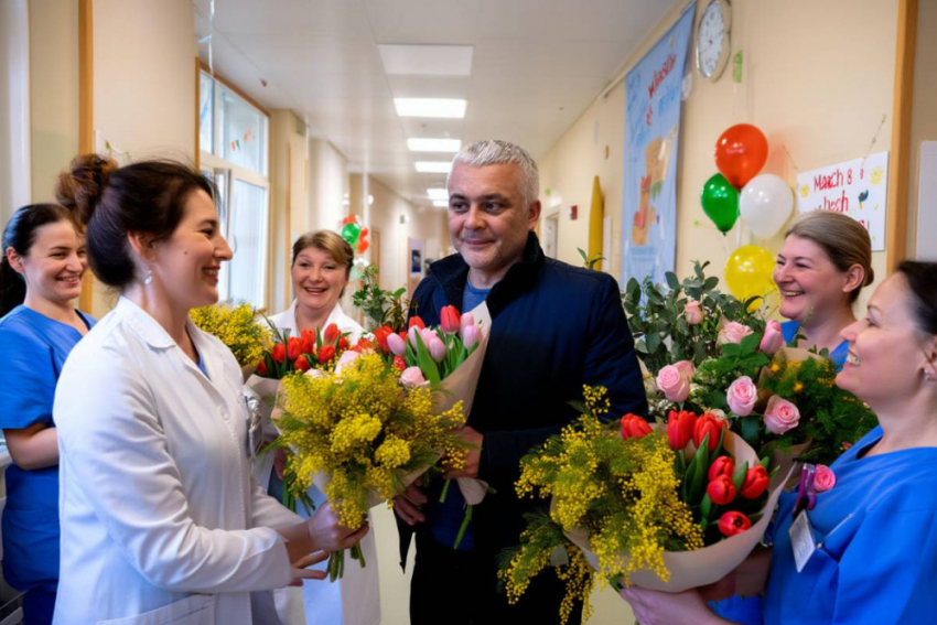 Мужественного мужчину — Губернатора Одесской области поздравили с 8 марта