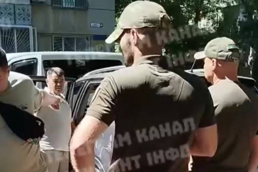 В Одессе пятеро военкомов заблокировали мужчину в машине, угрожая мобилизацией