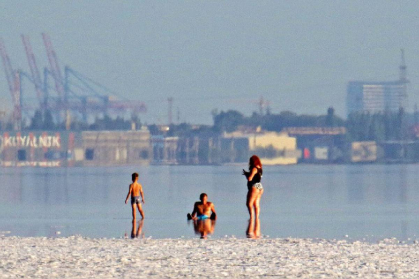 Розовые пляжи в Одессе оказались на грани уничтожения в разгар курортного сезона
