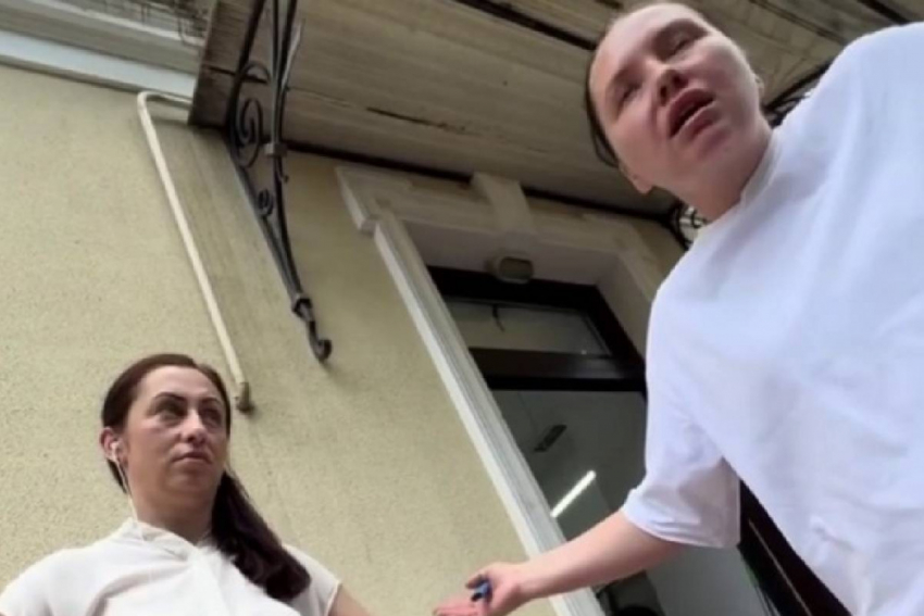 В Одессе официанта ресторана обвинили в воровстве и уволили, украв его зарплату