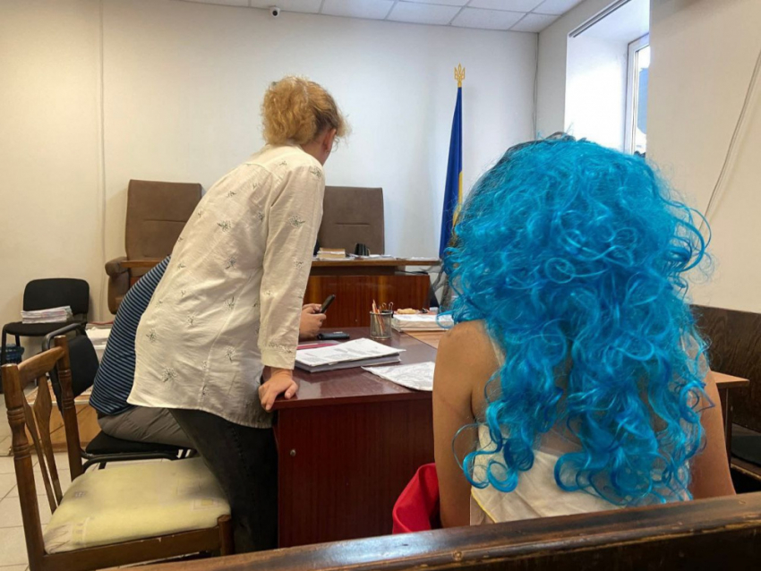 Женщину, вывесившую российский флаг в Одессе, признали невменяемой и отправили в психушку