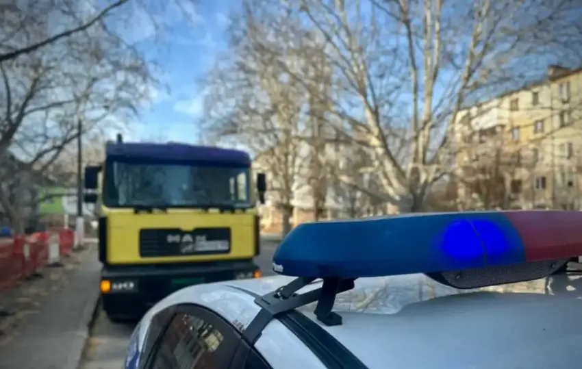 В Одессе водитель мусоровоза не заметил пешехода и сбил его насмерть