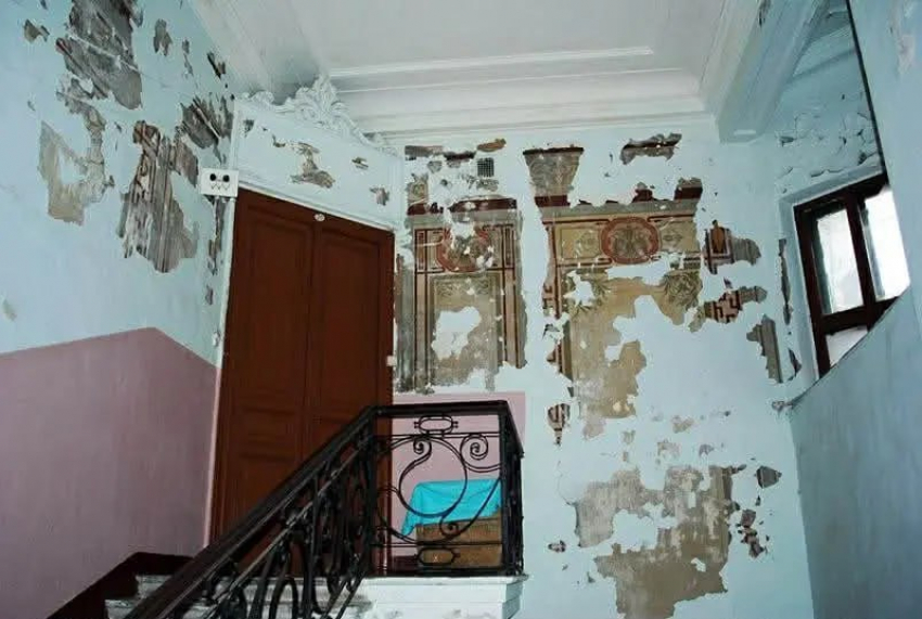 В одесском подъезде под слоем штукатурки нашли имперскую фреску