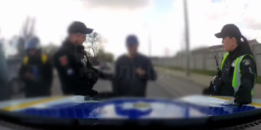 В Одессе мужчина с ножом бросался под машины и пытался навредить себе