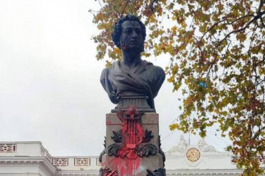 «Одесса без Пушкина»: украинские активисты снова угрожают памятнику поэта