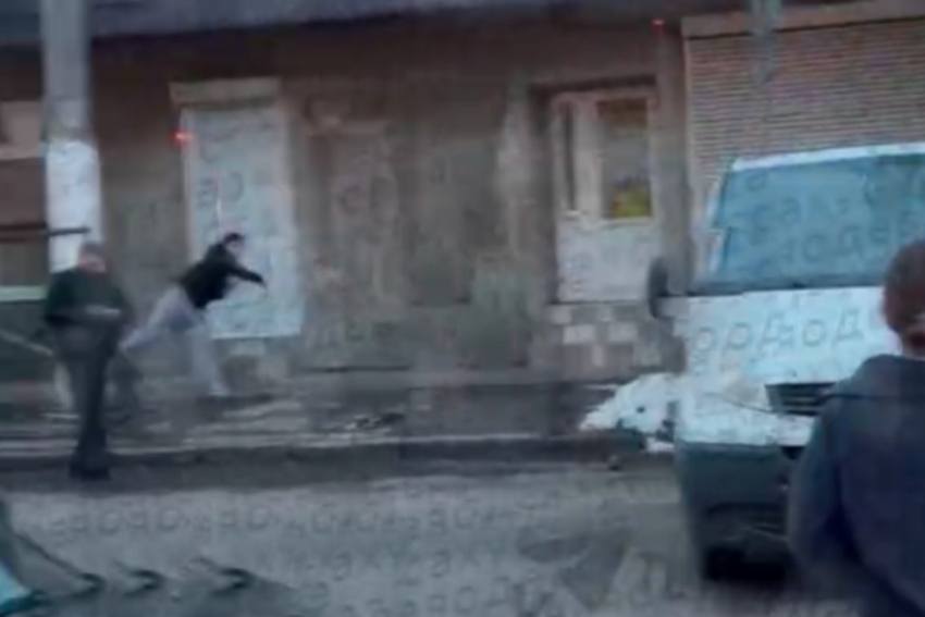 В Одессе жители забросали камнями автомобиль ТЦК и взяли сотрудника в заложники