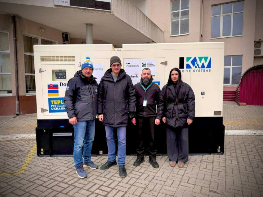 Одесские чиновники сняли на видео, как привезли генератор жителям, и увезли его обратно