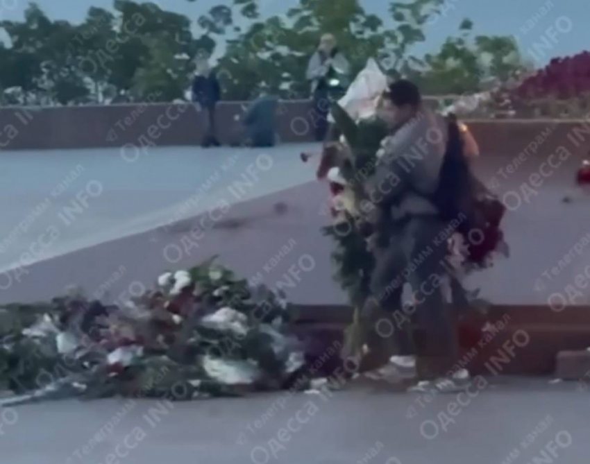 В Одессе подростки собрали возложенные на памятник цветы в кучу и прыгали на них