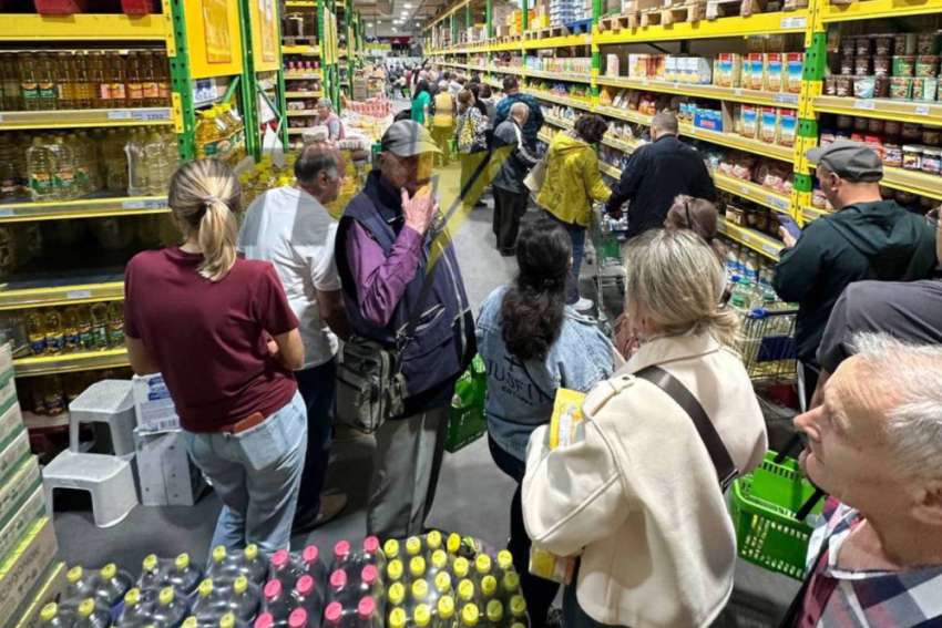 Одесситы бросились запасаться продуктами: огромные очереди появились в супермаркетах
