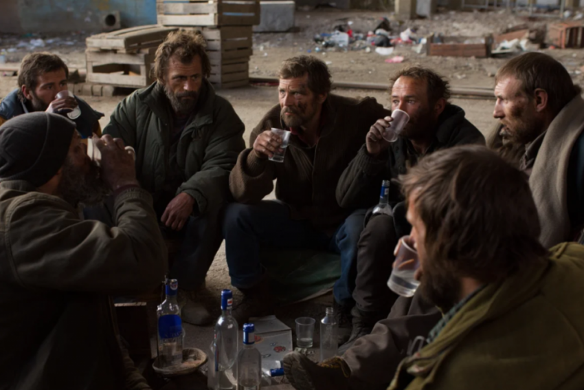 Толпа бомжей лопатой разрубила женщине голову, долго насиловала и закопала живьём