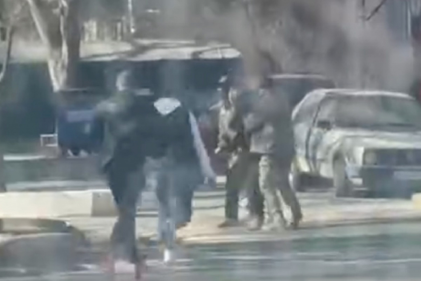 В сети завирусилось видео, как двое мужчин помешали мобилизовать их знакомого в Одессе