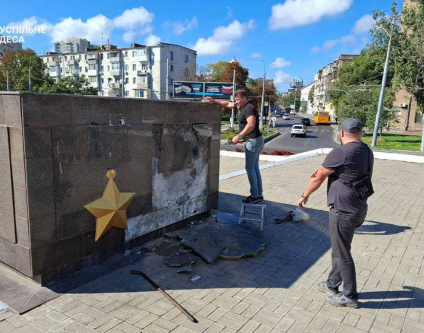 В Одессе активисты добили Ленина кувалдами