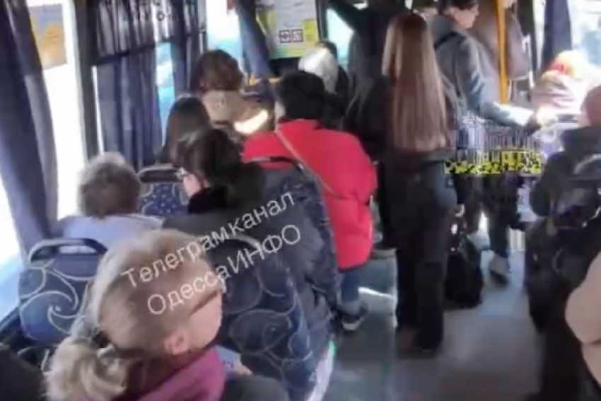 Из общественного транспорта Одессы исчезли все мужчины, но есть нюанс