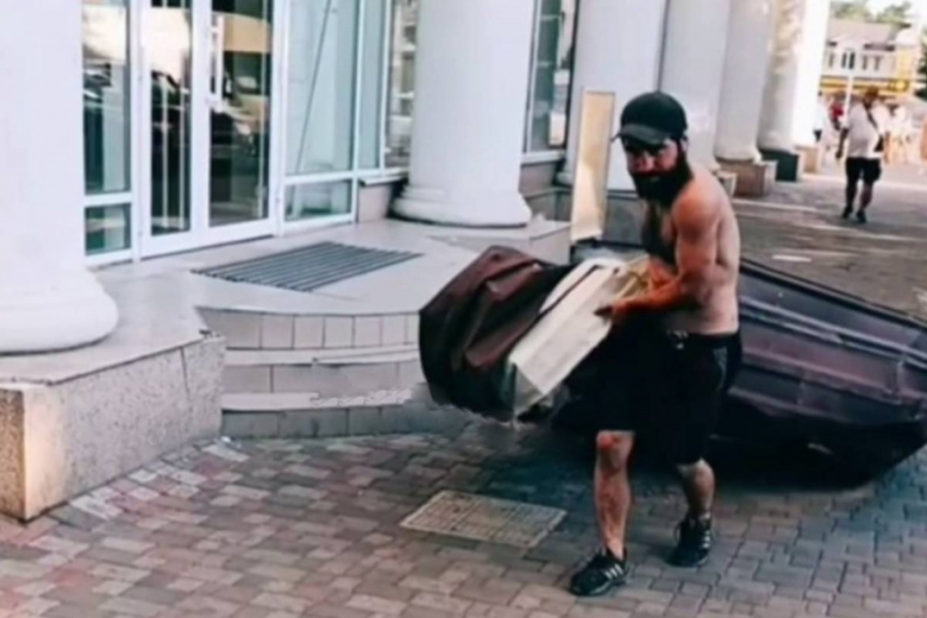 В Одессе мародеры украли крышу с рынка «Привоз» после ночных обстрелов