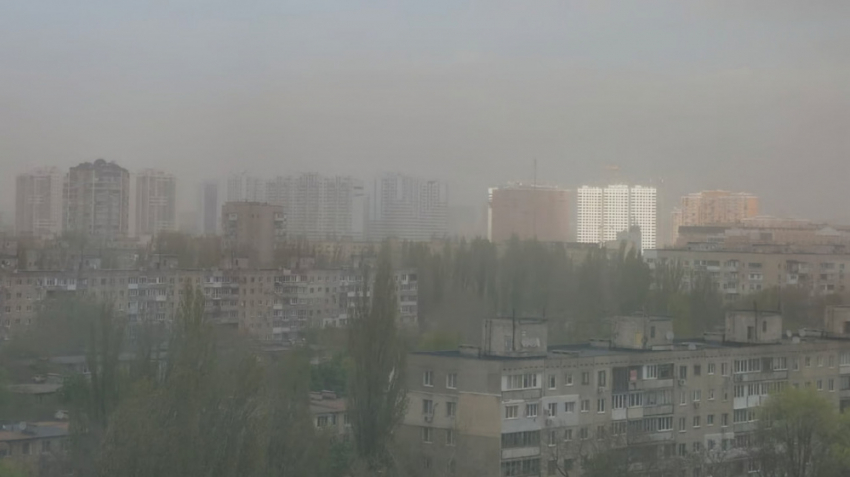 Одессу накрыла мощная пылевая буря: в городе ухудшилась видимость