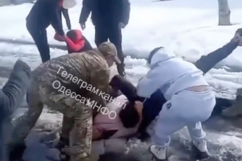 Сотрудники ТЦК ударили и протащили по земле беременную женщину в Одесской области