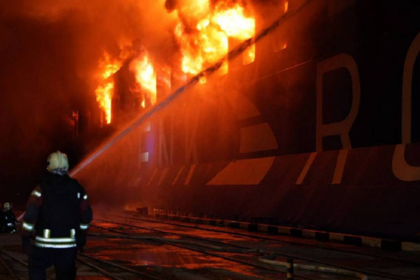 Появилось видео пожара после атаки на судно с электрогенераторами в порту Одессы