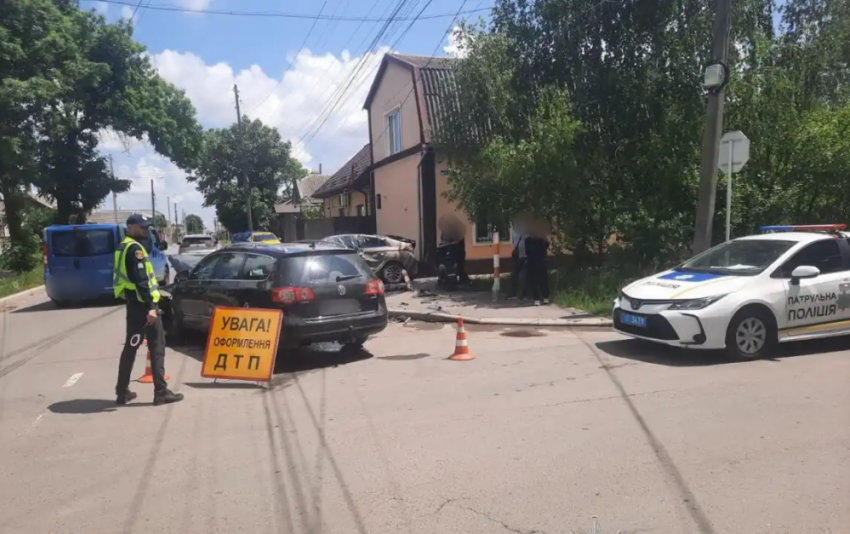 В Одесской области иномарка влетела в детей на тротуаре