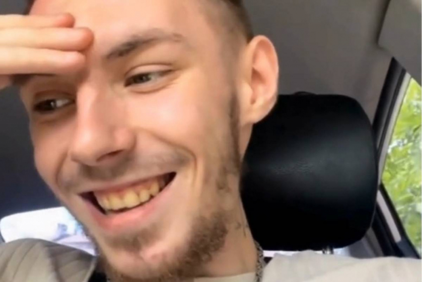 Появилось видео как бухой мужик в Одессе забыл ребёнка в такси