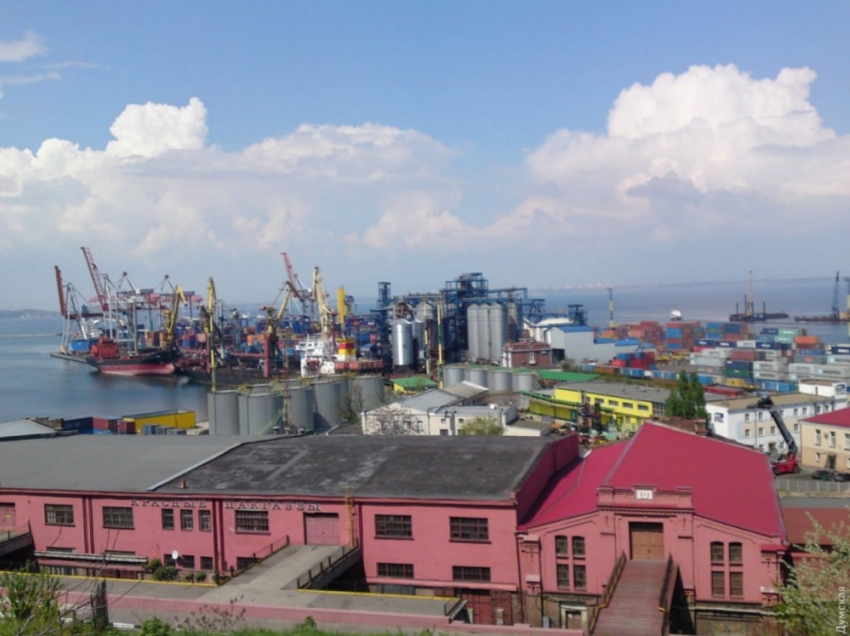 Экс-заместитель директора одесского порта избежал наказания за миллионные убытки