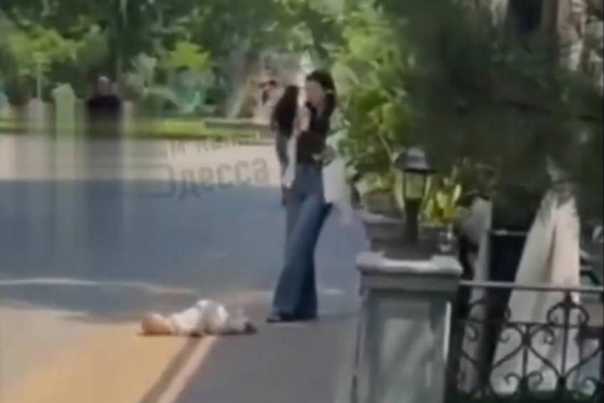 Молодая мама в Одессе перестала реагировать на плач малыша и попала на видео