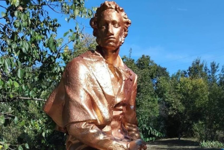 В Одесской области хотели снести памятник Пушкину и случайно отреставрировали