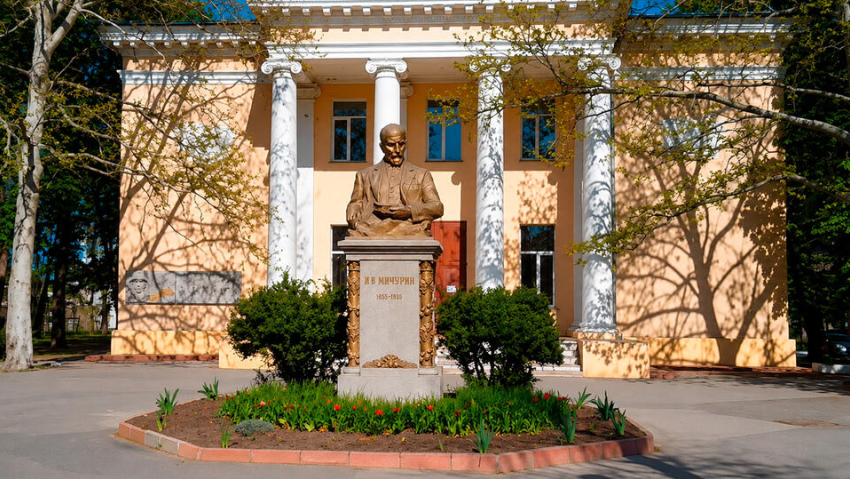 В Одессе добрались до памятника знаменитому русскому селекционеру