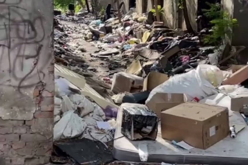 Курьер из Одессы показал целые улицы города, заваленные мусором