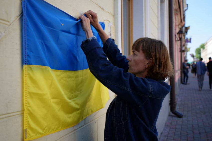 В Одессе женщина сорвала флаг Украины с магазина и бросила его в мусор