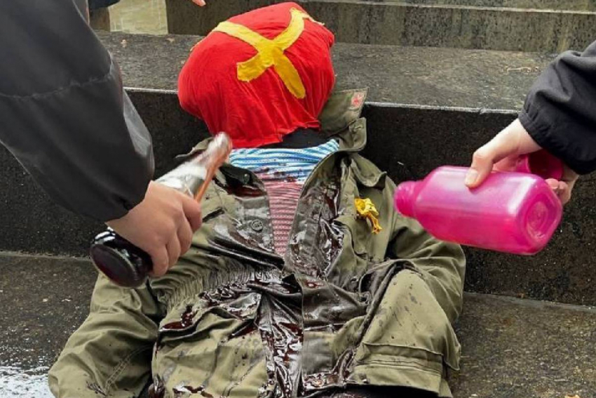 Одесские вандалы бросили куклу с серпом на голове у мэрии в День Победы