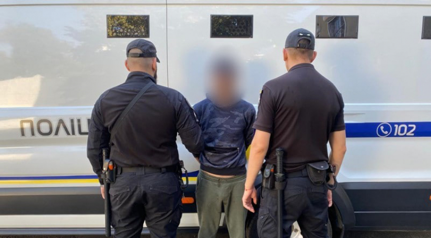 В Одессе бомж пырнул мужчину ножом прямо в центре города