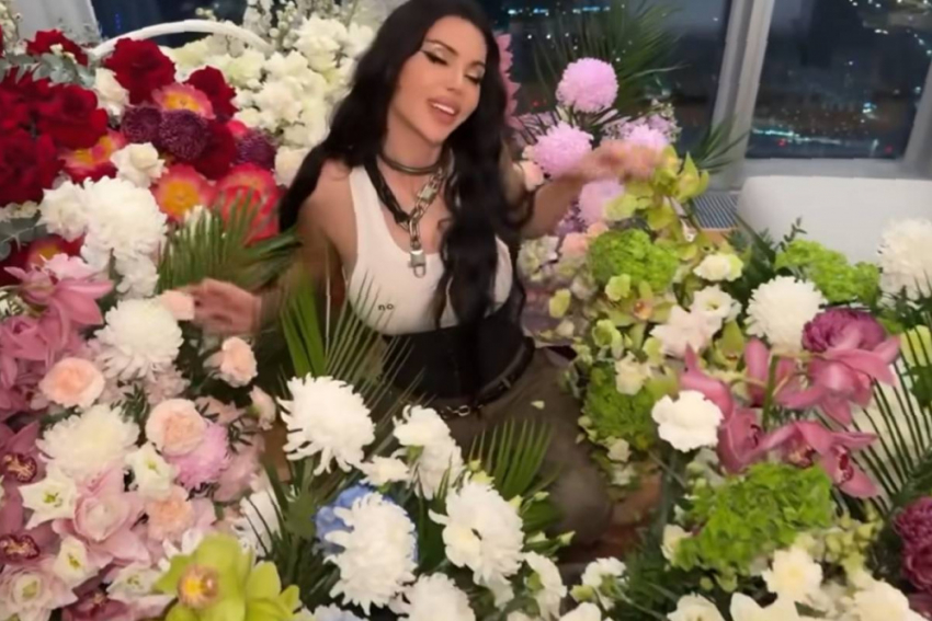 Подавшая на развод с Джиганом Самойлова показала букет от тайного поклонника