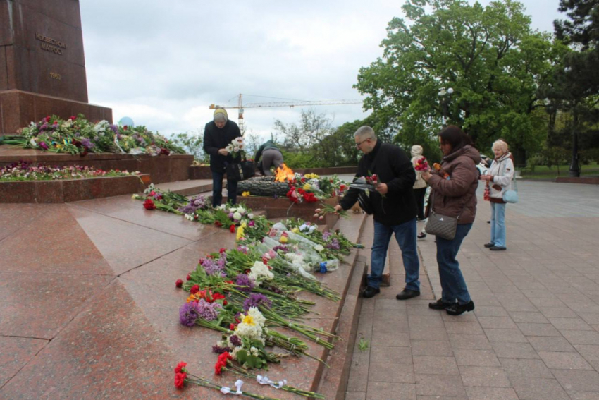 Одесситы пришли возложить цветы к памятнику Неизвестному матросу