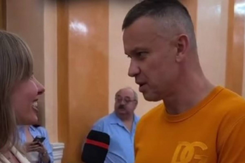 В Одессе депутат пришел на заседание в одежде за 300 тысяч рублей