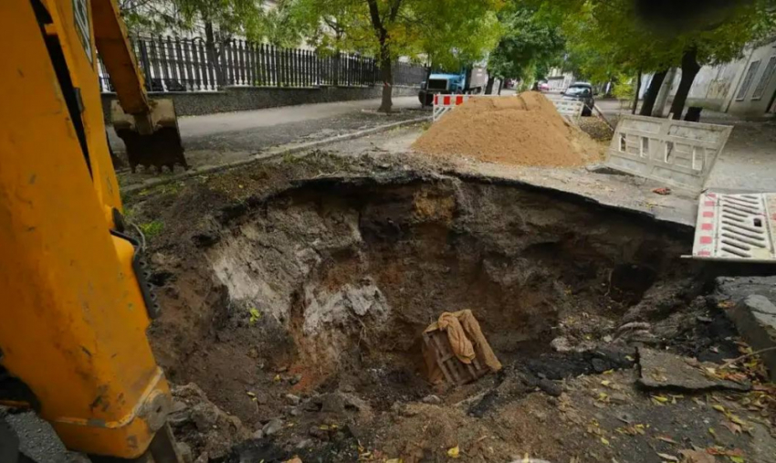 Одесса провалилась под землю на улице Дидрихсона: коммунальщики вытаскивают из ямы технику