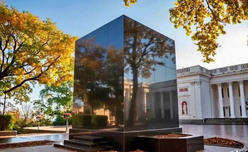 Одесский скульптор предложил заменить памятник Пушкину на черный куб в стиле Малевича