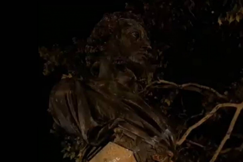 «Днем бы получили в морду»: в Одессе забили досками памятник Александру Пушкину