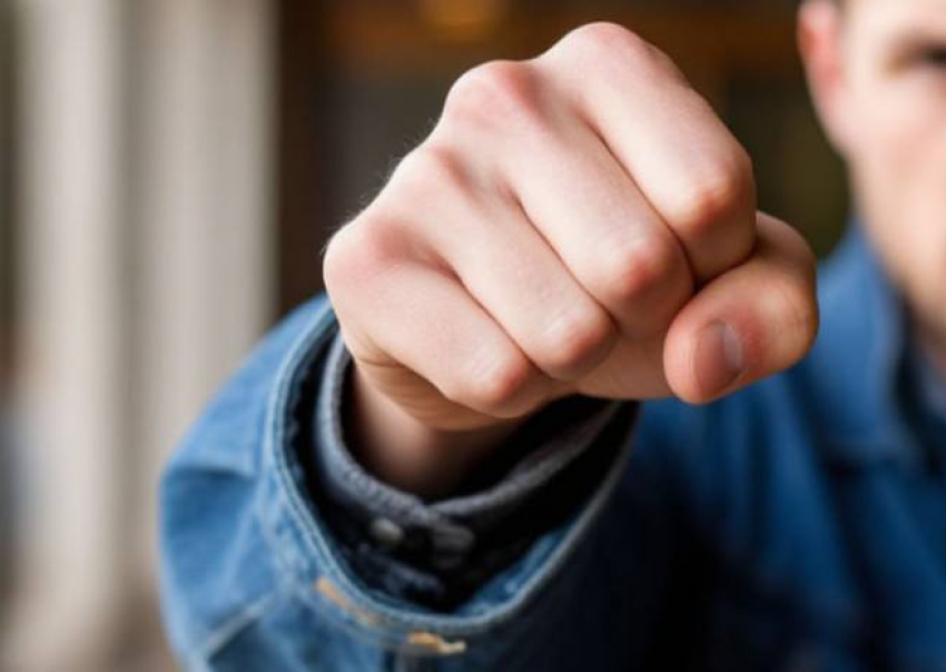 В Одессе муж жестоко избивал жену при детях, а затем оба выпрыгнули из окна