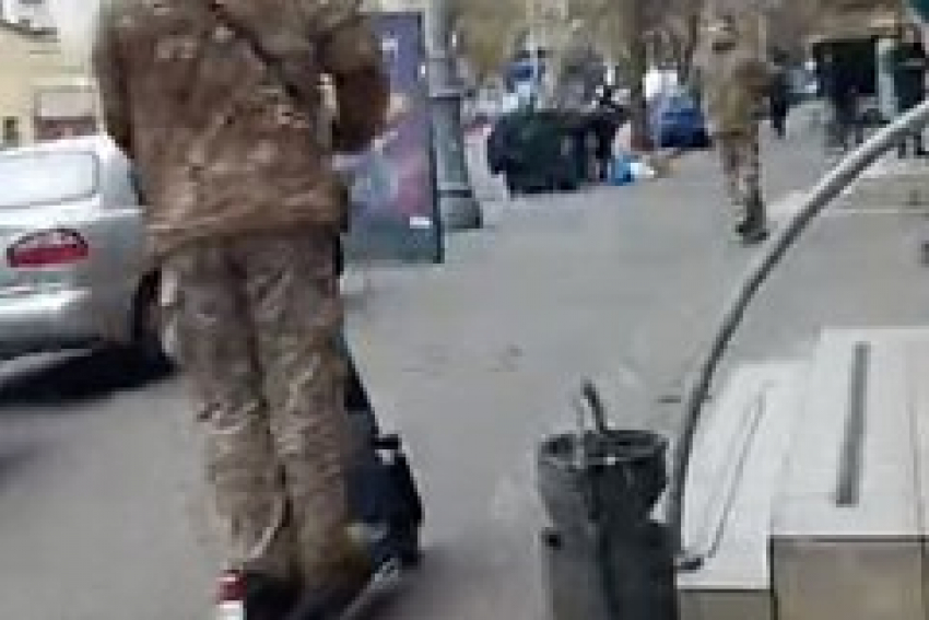 Одесские военные разъезжают по городу на самокатах