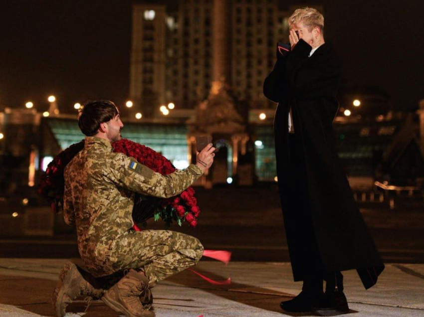 Одесский певец «обручился» с боевиком ВСУ