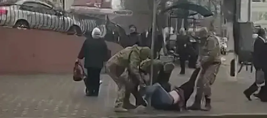 В Одессе прохожие помогли мужчинам выбраться из микроавтобуса ТЦК