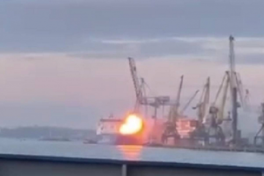 Появилось видео удара ракеты по турецкому судну в Одессе