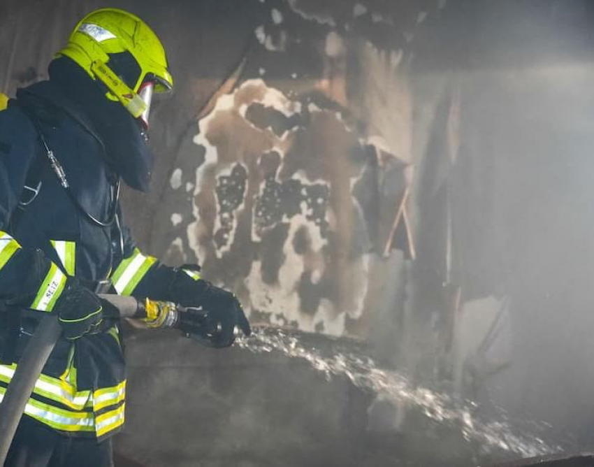 На ночном пожаре в Одессе спасли мужчину