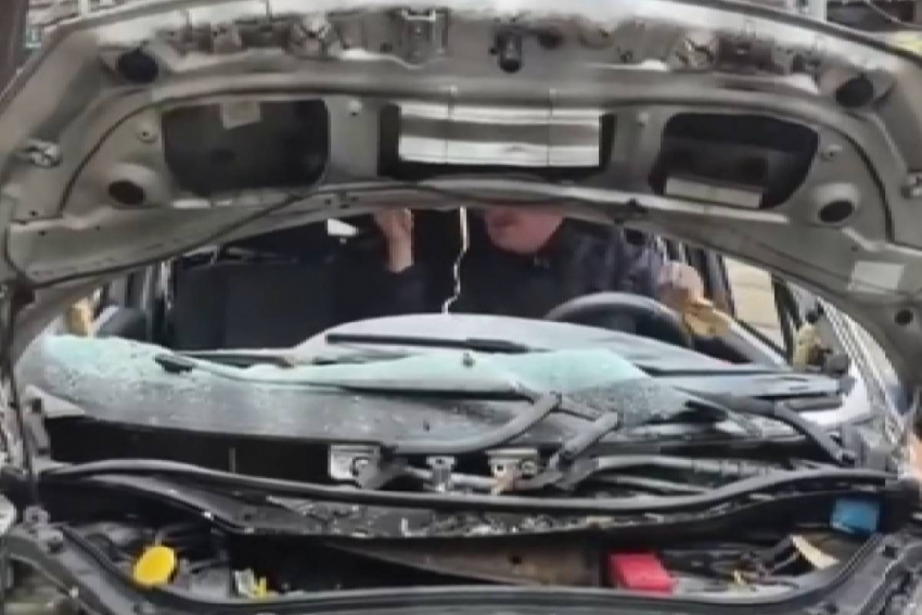 В Одессе мужчина сел в уничтоженную после прилета машину и уехал – видео