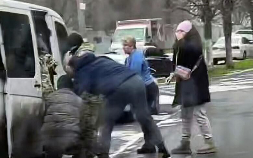 Одесситы силой отбили раненого мужчину у ТЦК