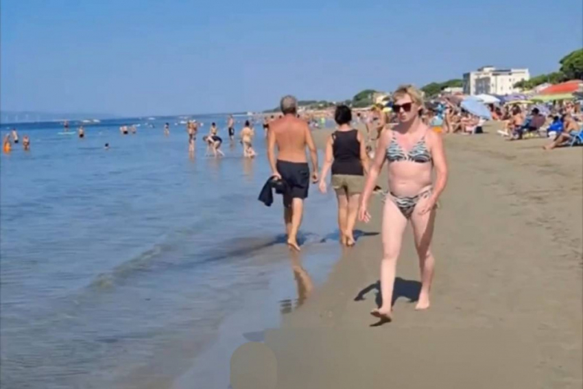 В Сети разлетелось видео парнишки, прогуливающегося по одесскому пляжу в бикини