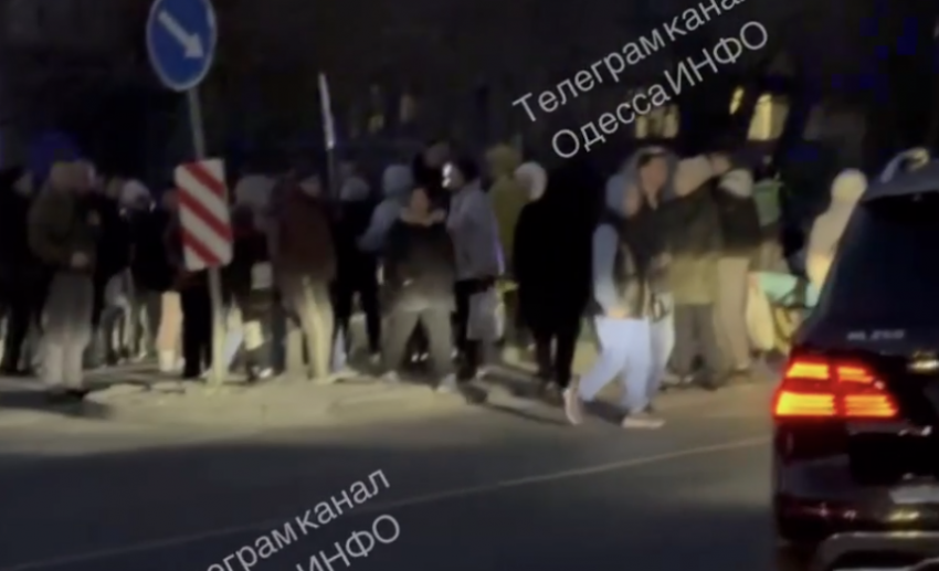 В Одессе жители перекрыли улицу из-за длительного отключения электричества