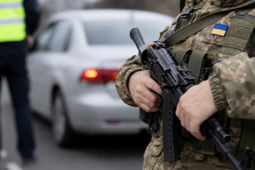 В Одесской области военный расстрелял из автомата гражданский автомобиль
